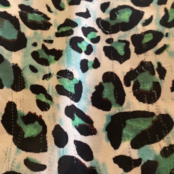 ❤️CAbi #3260 Cheetah Envy Print Jungle Top - Picture 6 of 6